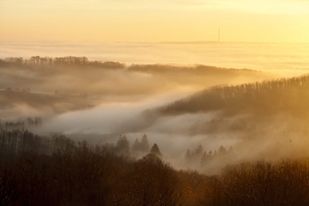 Köd borítja be a dombokat a Zala megyei Becsehely közelében.
Forrás: MTI
Szerző: Varga György