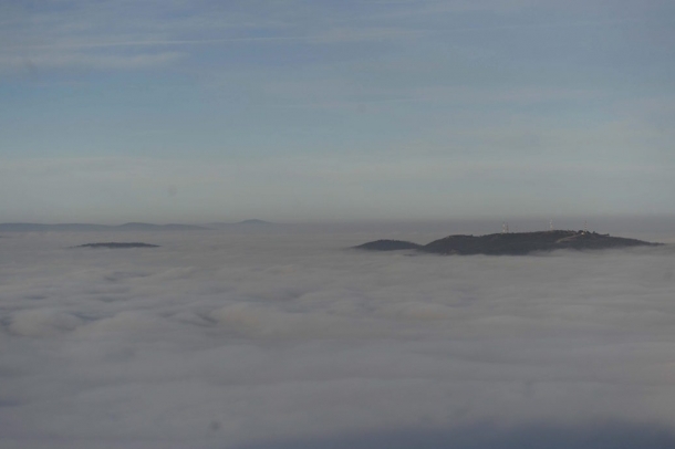 A ködbe burkolózott Hármashatár-hegy a Normafától fotózva.
Forrás: MTI
Szerző: Bruzák Noémi