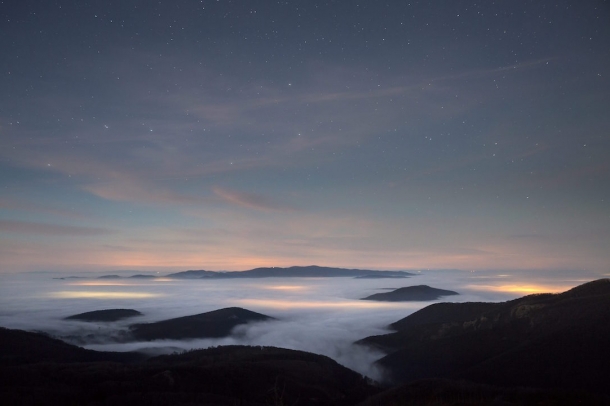 Látkép a dobogókői kilátóból, a köd tetején a települések fényei látszódnak 2015. december 27-én.
Forrás: MTI
Szerző: Mohai Balázs