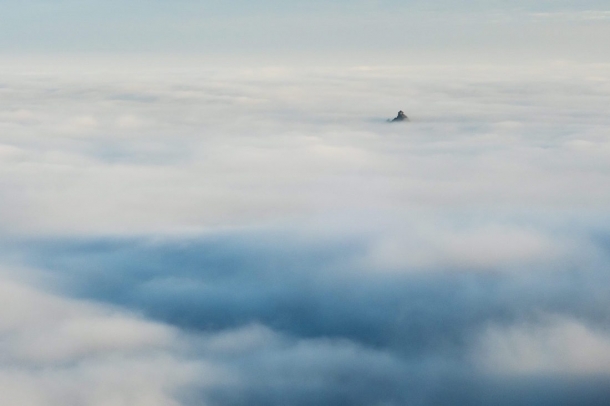 A salgói vár a köd felett Salgótarján közelében, a Karancs csúcsáról fotózva 2015. december 28-án.
Forrás: MTI
Szerző: Komka Péter